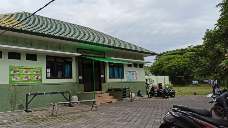 Foto Area Parkir di Kolam Renang Praja Raksaka