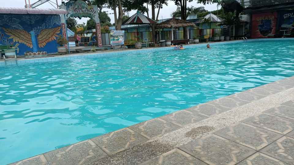 Foto Kolam Renang Dewasa di Splash Waterpark Tulungagung