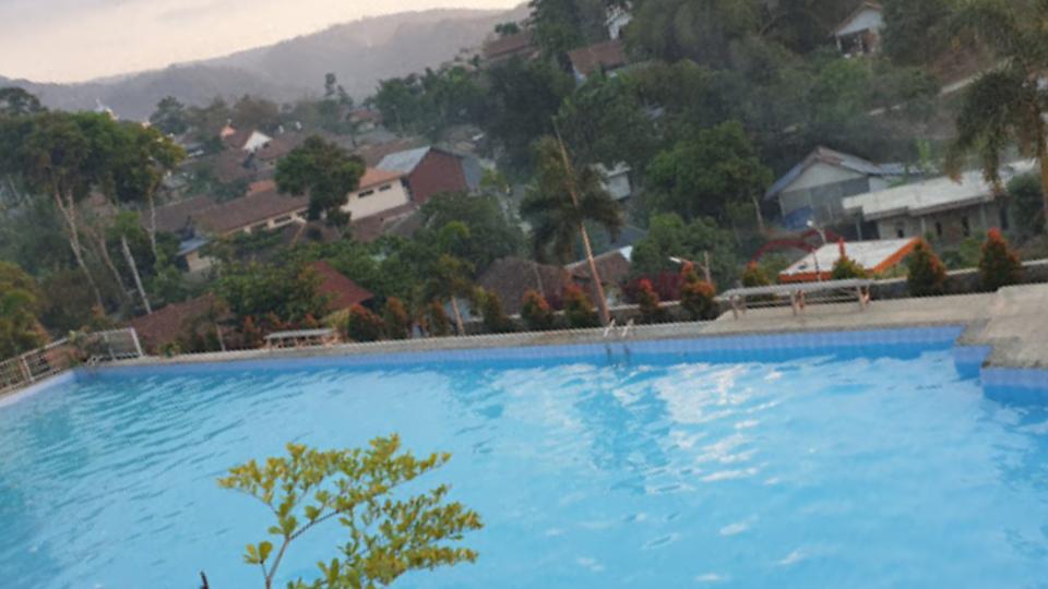 Foto Kolam Renang Green Hill