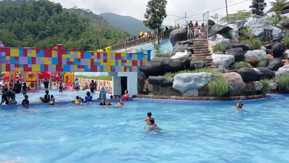 Foto Kolam Renang Waterpark Pasir Gibug