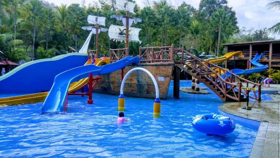 Foto Perosotan Kolam Renang The Caribbean Water Park
