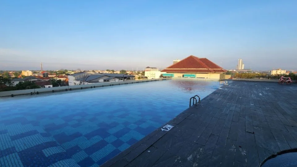 Foto Kolam Renang HARRIS Hotel & Convention Solo