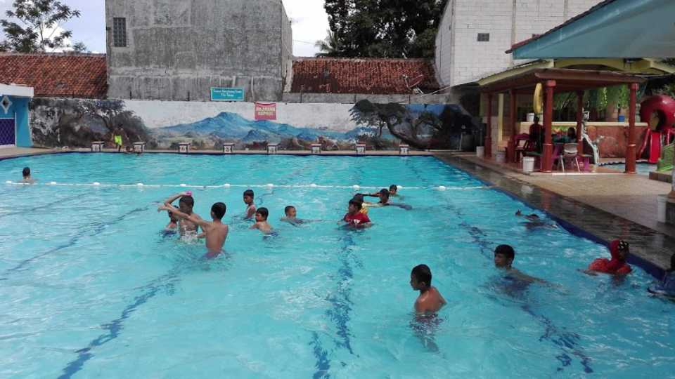 Foto Kolam Renang Allisha Tirtaloka