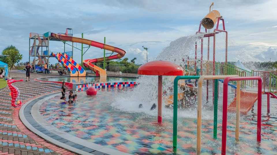 Foto Perosotan Kolam Renang Binuangeun Water Park