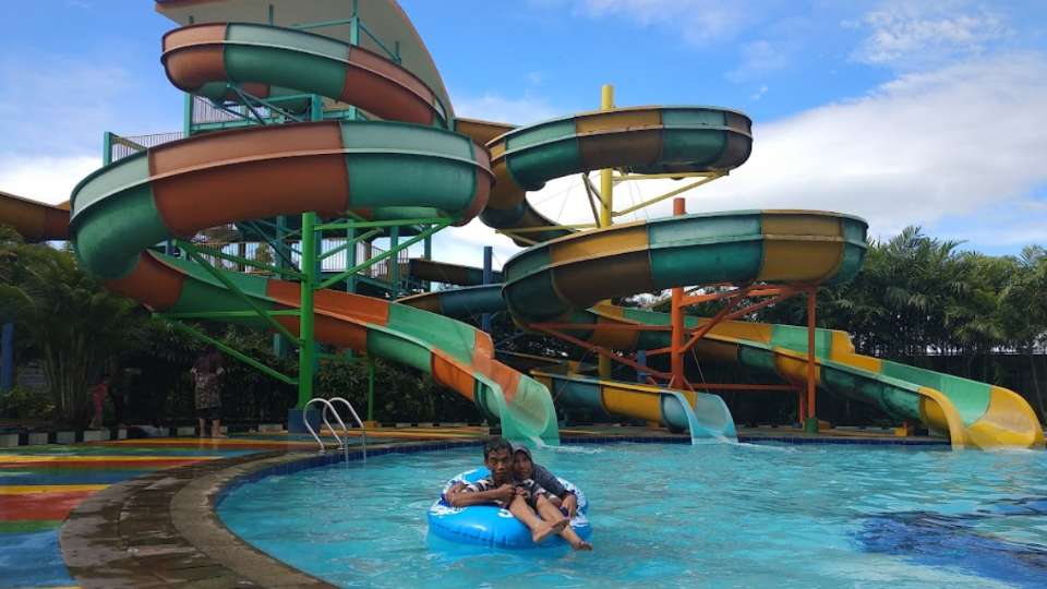 Foto Perosotan Kolam Renang Cilegon Green Waterpark