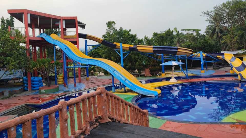 Foto Perosotan Kolam Renang Krakatau Water World Cilegon
