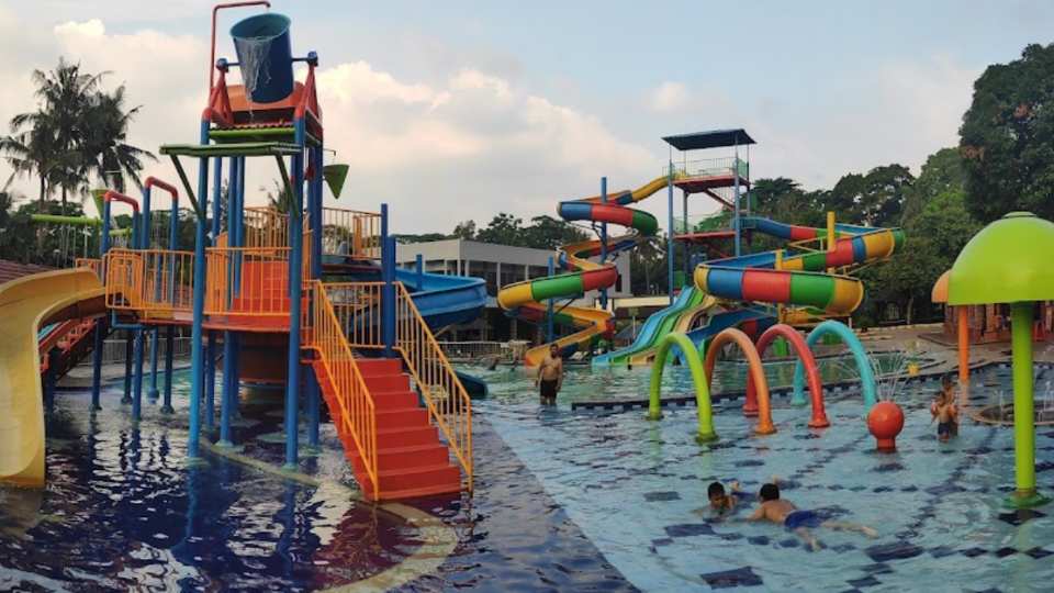 Foto Perosotan Kolam Renang Taman Wisata Pulau Situ Gintung