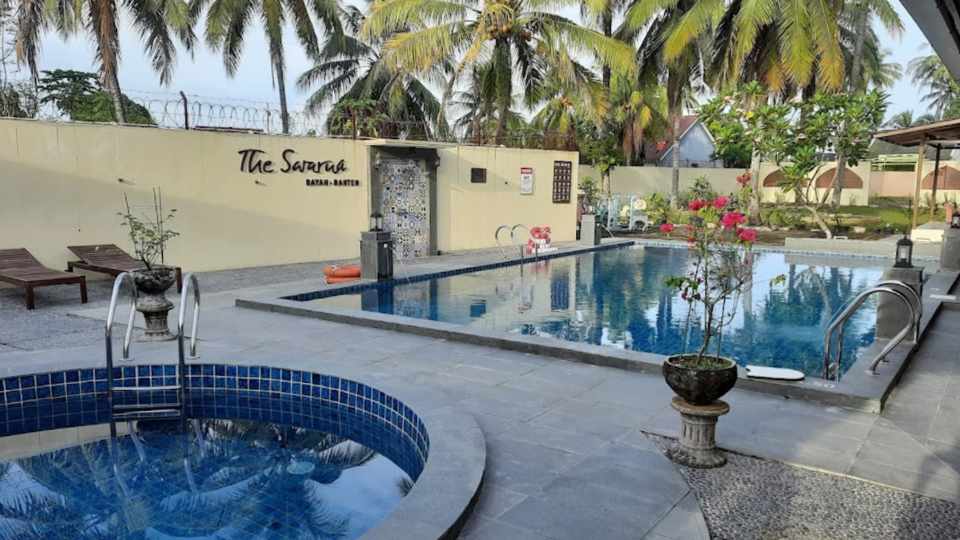 Foto Kolam Renang The Swarna Hotel