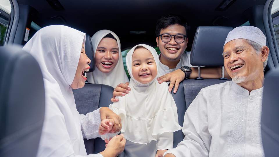 gambar keluarga sedang berangkat liburan naik mobil