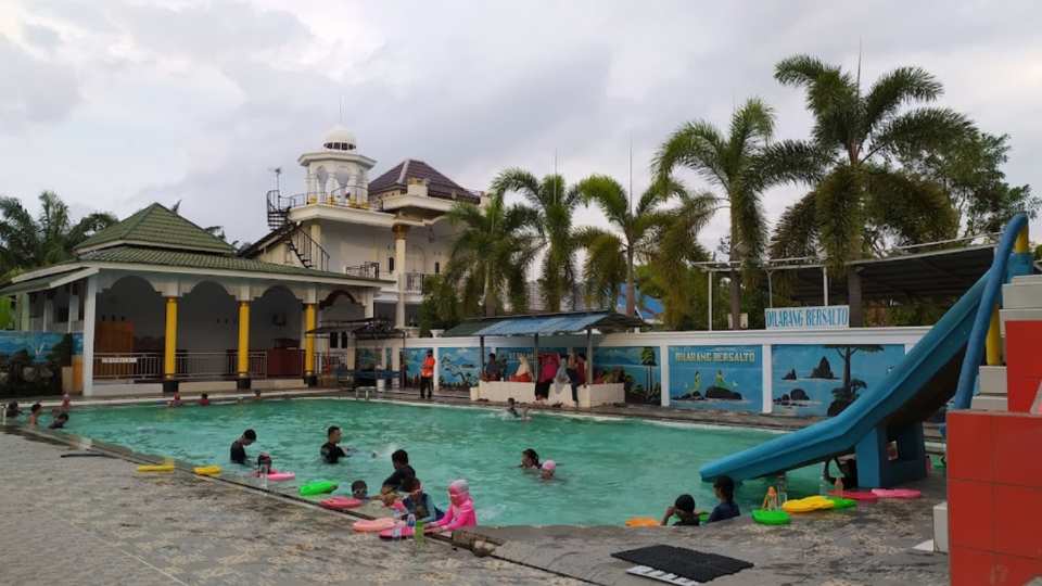 Foto Kolam Renang Ham Tian