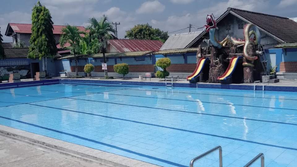 Foto Kolam Renang Teluk Benaol Indah