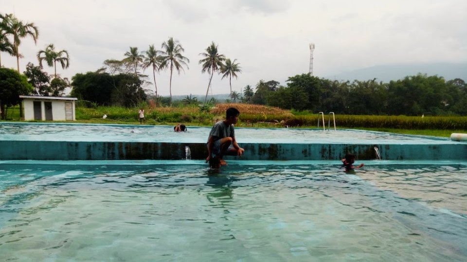 Foto Kolam Renang Alam Indah