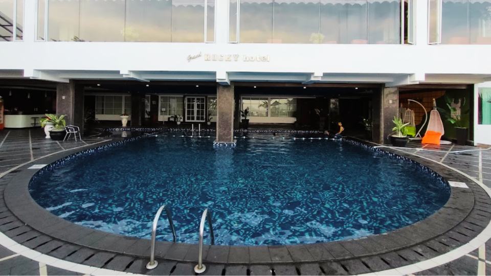 Foto Kolam Renang Grand Rocky Hotel Bukittinggi