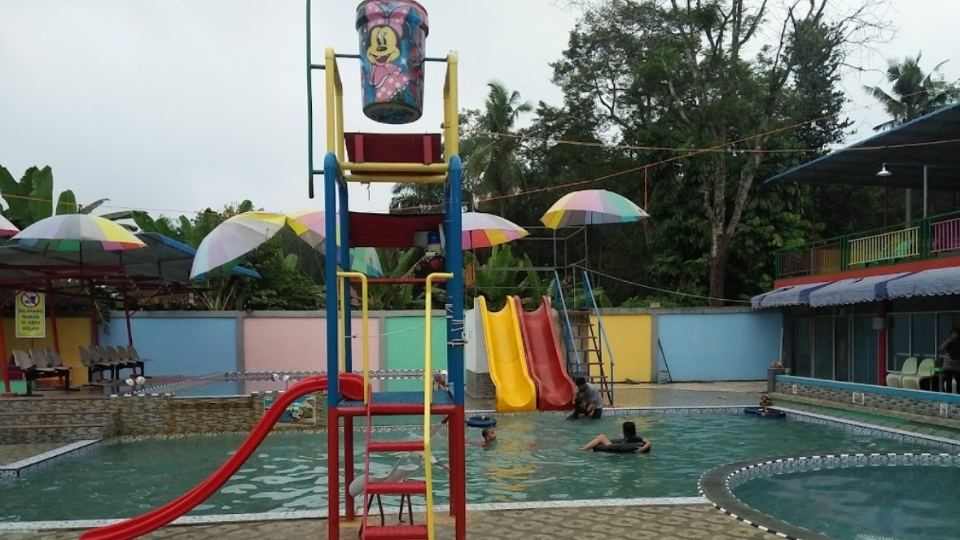 Foto Kolam Renang Tangki Wood