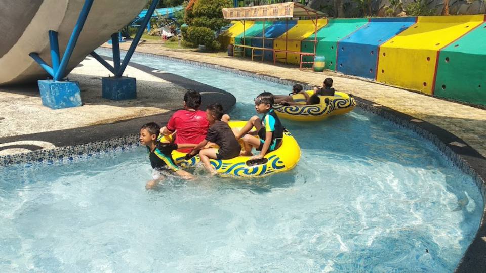 Foto Kolam Arus Rumah Ibu Waterboom