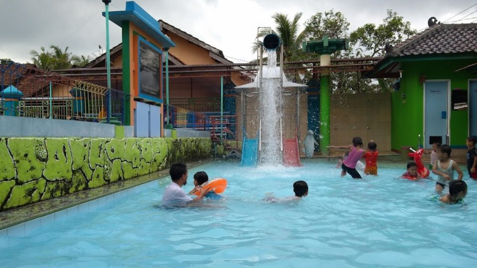 Foto Kolam Renang Balita dan Anak Tirta Wungu