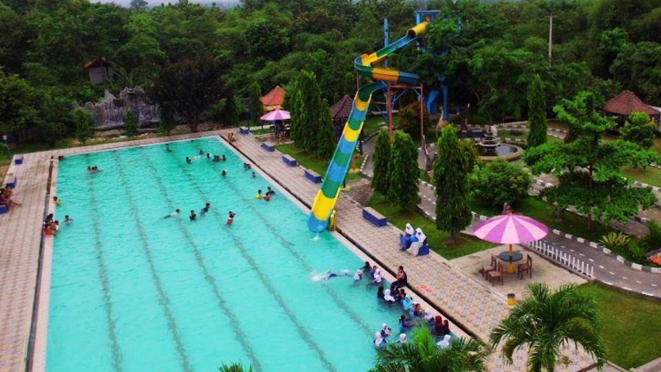 Foto Kolam Renang Dewasa Tohaga Indah