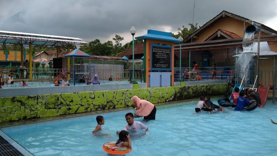 Foto Suasana Kolam Renang Tirta Wungu