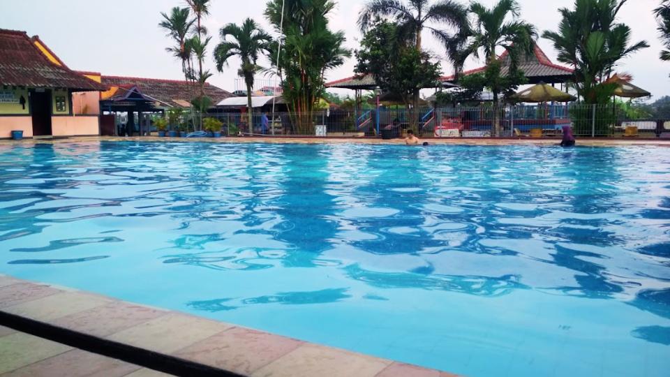 Foto Kolam Renang Aboh