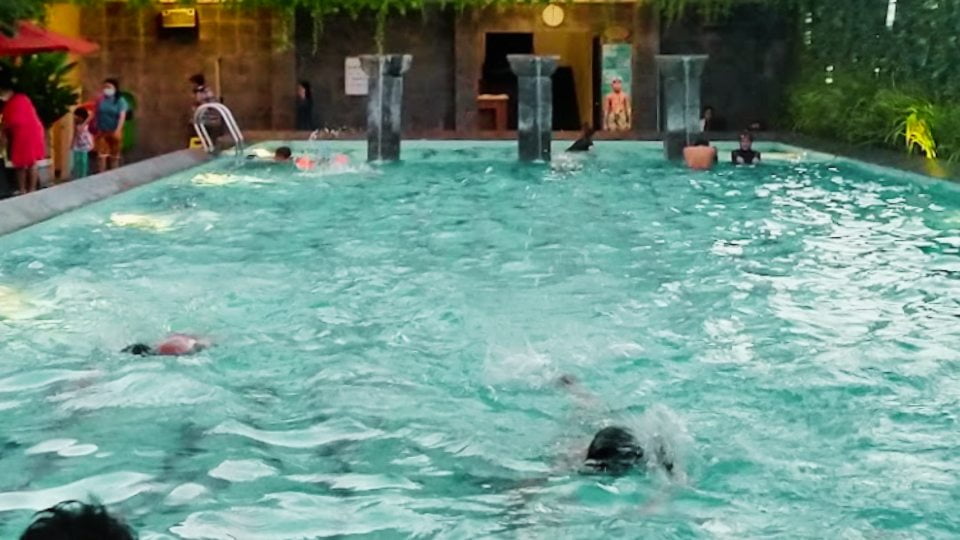 Foto Kolam Renang Grand Zuri Dumai