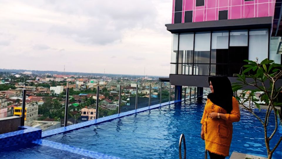 Foto Kolam Renang The Zuri Dumai