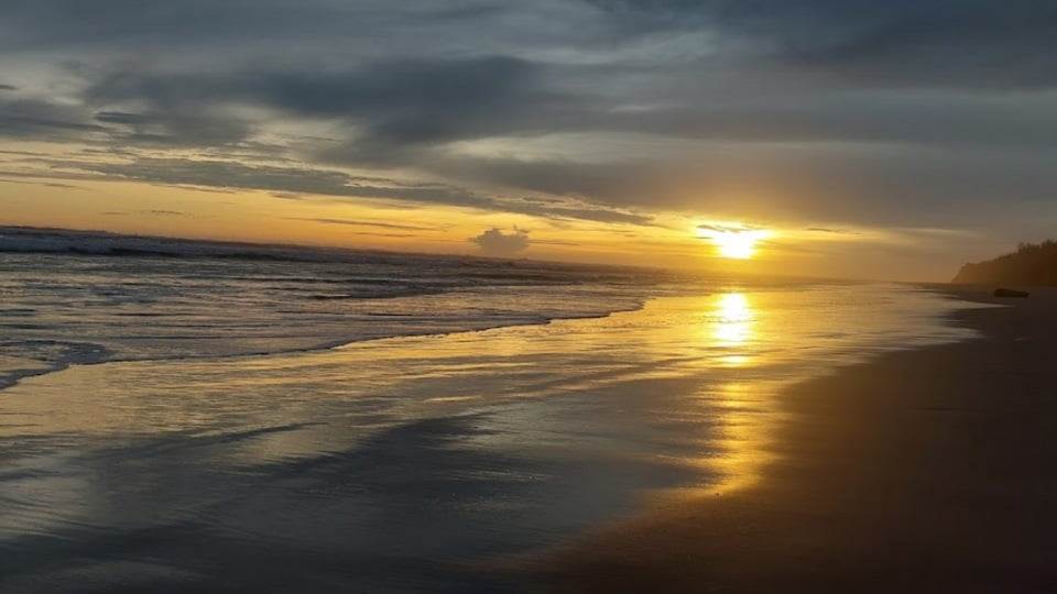 Foto Pantai Cemoro Sewu (Pantai Gading Kungkaibaru)
